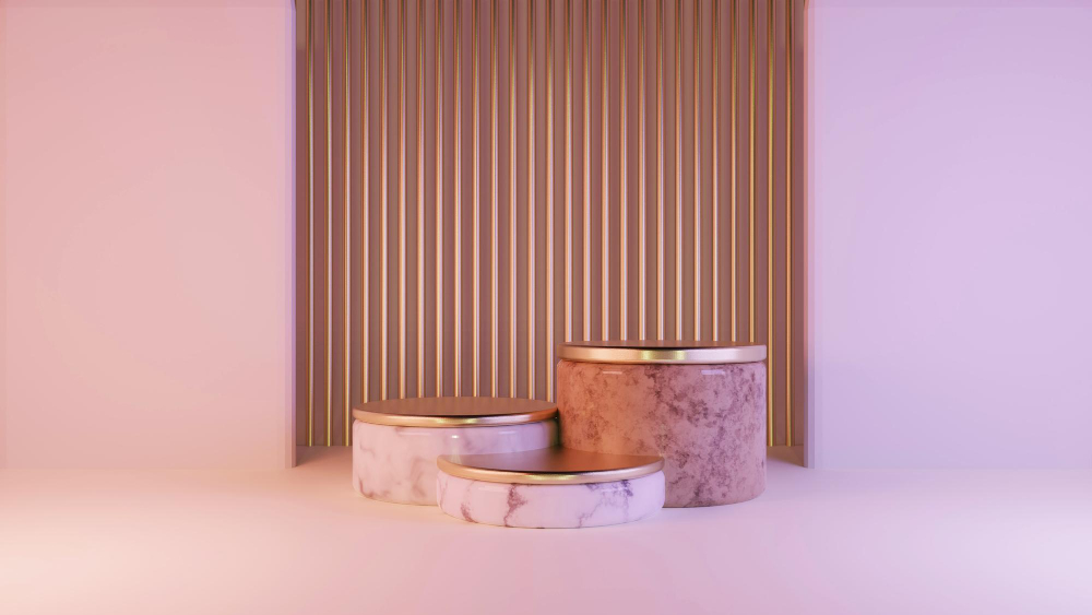 מתקני תצוגה יוקרתיים לחנויות קוסמטיקה - פודיומים בגימור שיש וזהב להצגת מוצרי פרימיום